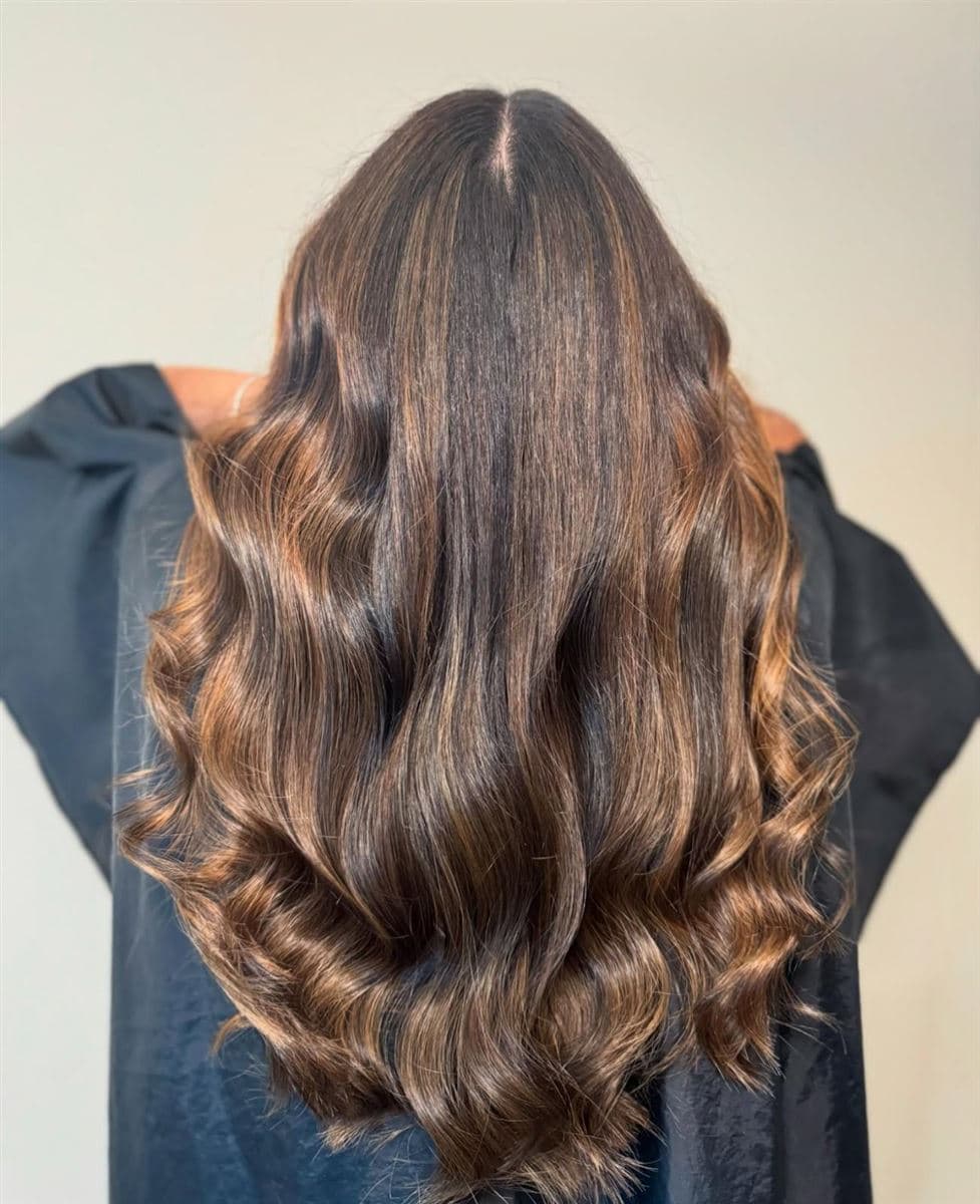 Cabello largo castaño chocolate con balayage sutil y ondas suaves