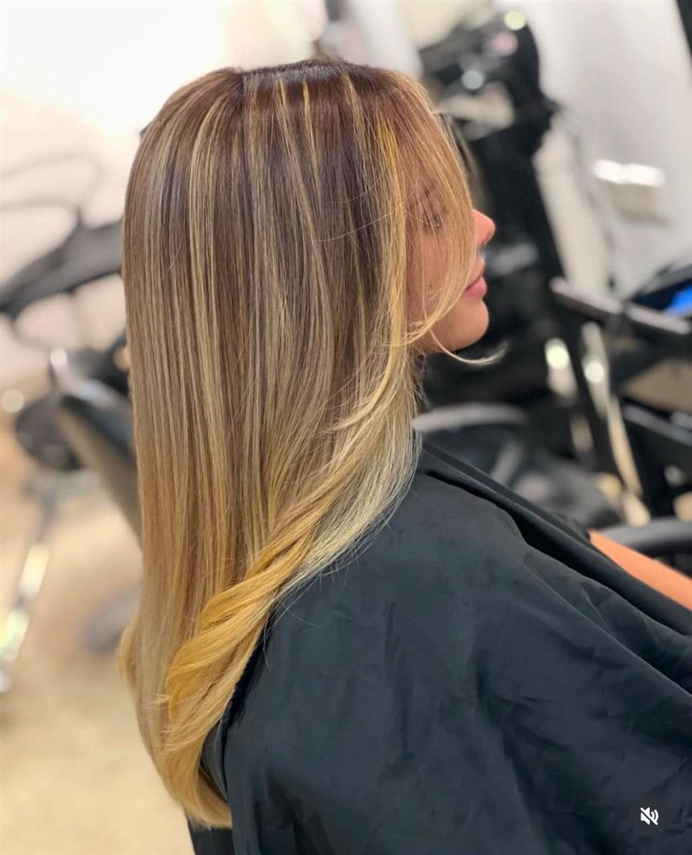 Balayage rubio con transición suave sobre base castaña, cabello liso