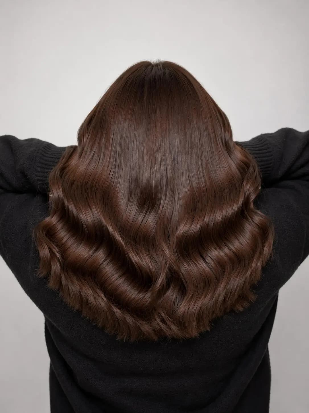 Cabello largo color chocolate intenso con acabado pulido