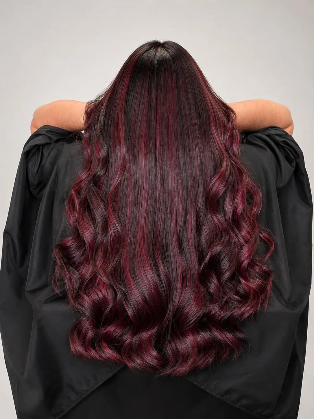 Melena rojo cherry con ondas brillantes y reflejos dimensionales